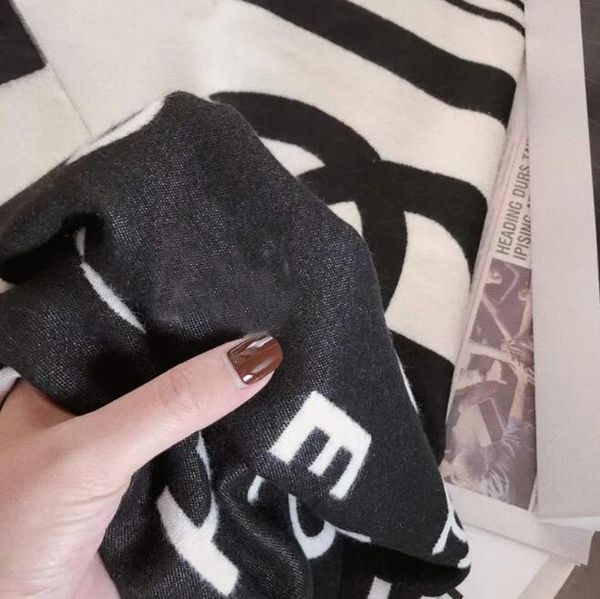 Winter hijab Echarpe Cashmere C Scarf Brand Design for Women Fashion Thickening Soft Shawl Wrap Female Pa
Winter hijab Echarpe Cashmere C Scarf Brand Design for Women Fashion Thickening Soft Shawl Wrap Female Pa