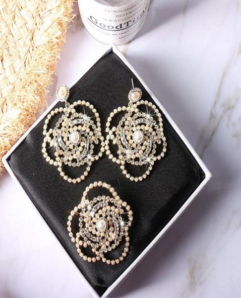 2020 new european and american pearl camellia brooch pearl rhinestone queen fan corsage flower snowflake letter pin same earring5545109, Gray
2020 new european and american pearl camellia brooch pearl rhinestone queen fan corsage flower snowflake letter pin same earring5545109, Gray