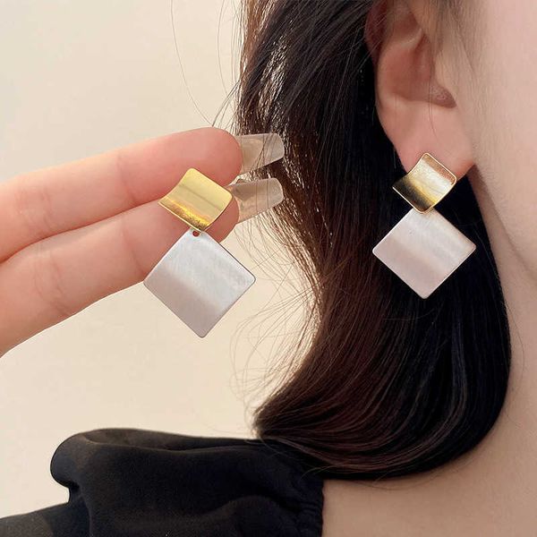 french retro geometric gold silver colour contrast metal earrings for woman luxury personalized and cool style earrings jewelry
french retro geometric gold silver colour contrast metal earrings for woman luxury personalized and cool style earrings jewelry