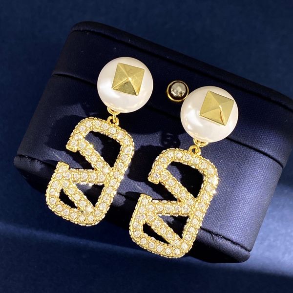 letter v classics earring logo valentinolies stud earing women hoop designer luxury jewelry crystal pearl earrings 66, Golden;silver
letter v classics earring logo valentinolies stud earing women hoop designer luxury jewelry crystal pearl earrings 66, Golden;silver
