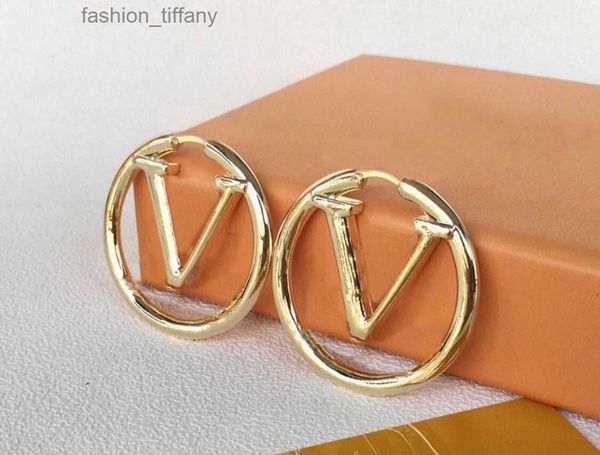 2021 designer earrings fashion gold hoop earrings for lady women party earring new wedding lovers gift engagement jewelry for bride, Golden;silver
2021 designer earrings fashion gold hoop earrings for lady women party earring new wedding lovers gift engagement jewelry for bride, Golden;silver