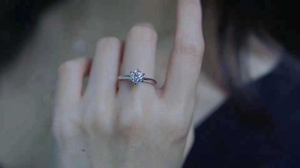 high-end classic tee house six claw fu d color moissanite diamond ring female ni 50 points 1 claw wedding couple gifts, Golden;silver
high-end classic tee house six claw fu d color moissanite diamond ring female ni 50 points 1 claw wedding couple gifts, Golden;silver