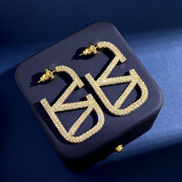 letter v classics earring logo valentinolies stud earing women hoop designer luxury jewelry crystal pearl earrings 76, Golden;silver
letter v classics earring logo valentinolies stud earing women hoop designer luxury jewelry crystal pearl earrings 76, Golden;silver