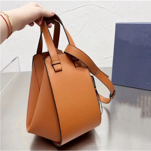 25cm hammock compact tote bag geometric soft textured embossed tramp bag fashion handbag portable diagonal cross bag luxury shoulder bag jig
25cm hammock compact tote bag geometric soft textured embossed tramp bag fashion handbag portable diagonal cross bag luxury shoulder bag jig
