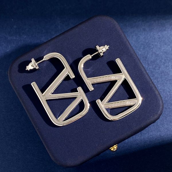 letter v classics earring logo valentinolies stud earing women hoop designer luxury jewelry crystal pearl earrings 47854, Golden;silver
letter v classics earring logo valentinolies stud earing women hoop designer luxury jewelry crystal pearl earrings 47854, Golden;silver