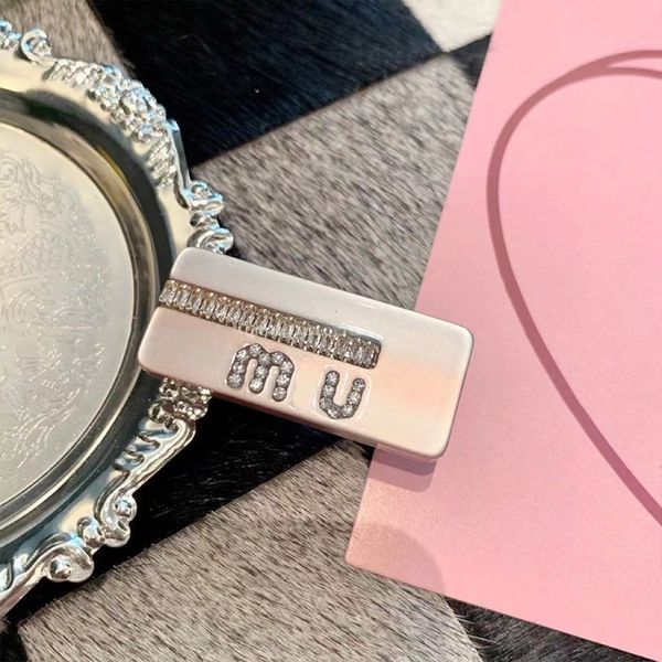 luxury miu letter female designer hairpin pink pearl alloy duck mouth clip silk ribbon bang hairpin, Silver
luxury miu letter female designer hairpin pink pearl alloy duck mouth clip silk ribbon bang hairpin, Silver