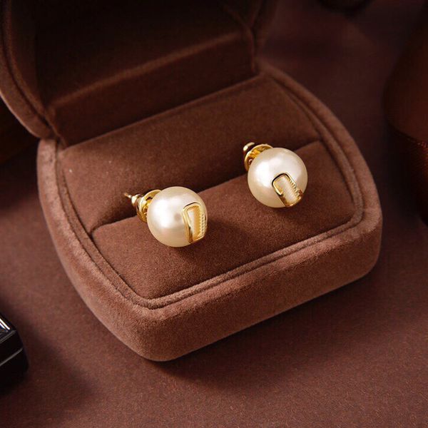 letter v classics earring logo valentinolies stud earing women hoop designer luxury jewelry crystal pearl earrings 75545, Golden;silver
letter v classics earring logo valentinolies stud earing women hoop designer luxury jewelry crystal pearl earrings 75545, Golden;silver