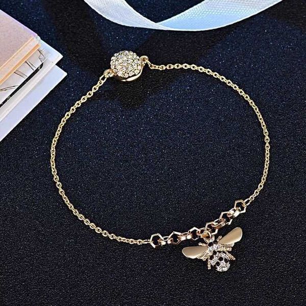 

Designer Rovski luxury top jewelry accessories New Bee Necklace Fashion Versatile Pendant Collar Chain Bee Magnetic Buckle Bracelet Female