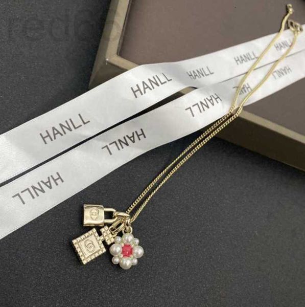 strands, strings designer 2021 new little fragrance perfume bottle flower family c collar chain ins fashionable girl personality necklace ng, Black
strands, strings designer 2021 new little fragrance perfume bottle flower family c collar chain ins fashionable girl personality necklace ng, Black