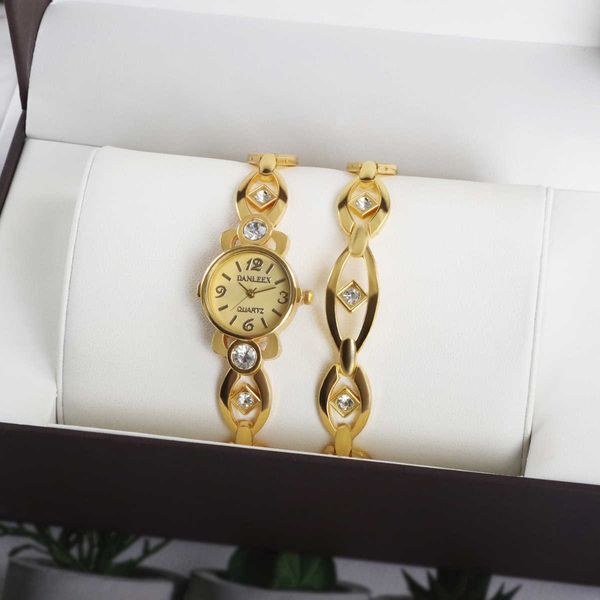 elegant fashion 2pcs girl watch gift set quartz gold ladies watch set bling diamond watch set for women, White;black
elegant fashion 2pcs girl watch gift set quartz gold ladies watch set bling diamond watch set for women, White;black