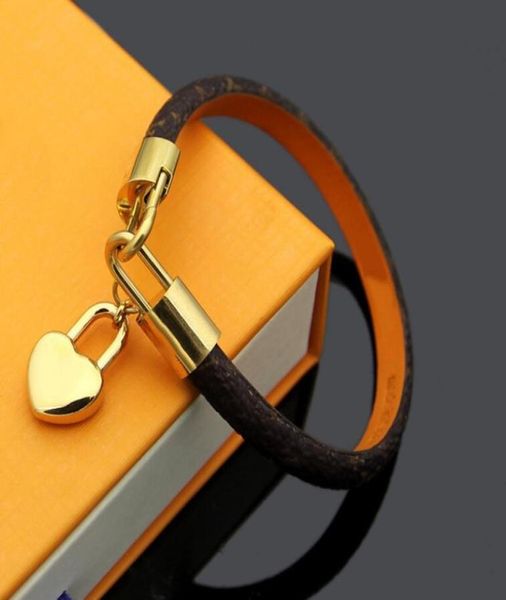 2021 fashion leather bracelets for men woman designers wristband leather flower pattern bracelet pearl jewelry with box1735447, Golden;silver
2021 fashion leather bracelets for men woman designers wristband leather flower pattern bracelet pearl jewelry with box1735447, Golden;silver
