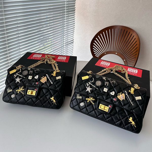 luxury designers 2.55 badge flap shoulder bags 7a quality classic quilting women genuine leather crossbody bag fashion women silver metal ch
luxury designers 2.55 badge flap shoulder bags 7a quality classic quilting women genuine leather crossbody bag fashion women silver metal ch