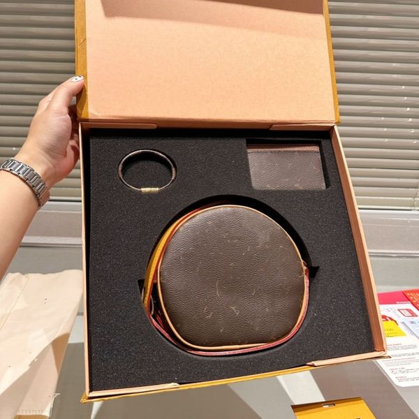 gift box set boite chapeaux women's bag designer bag lou vuii crossbody handbag card case wristband you bag portable newspaper fashion
gift box set boite chapeaux women's bag designer bag lou vuii crossbody handbag card case wristband you bag portable newspaper fashion