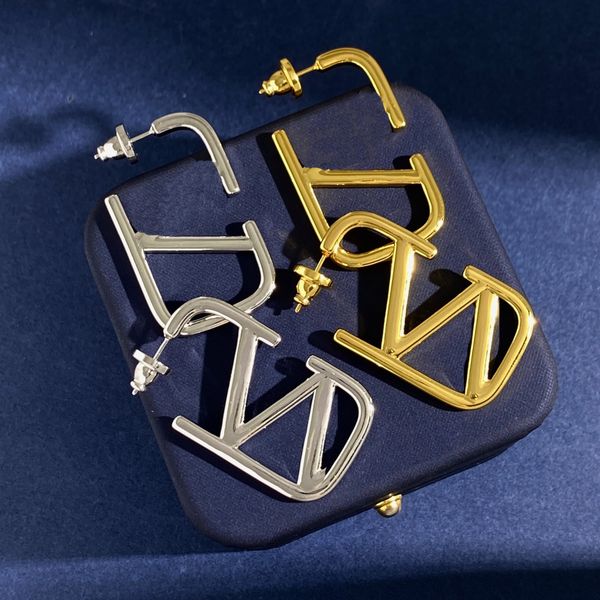 letter v classics earring logo valentinolies stud earing women hoop designer luxury jewelry crystal pearl earrings 6543, Golden;silver
letter v classics earring logo valentinolies stud earing women hoop designer luxury jewelry crystal pearl earrings 6543, Golden;silver