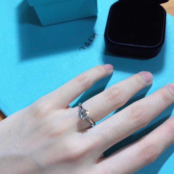 tiffay one claw ring girl's imitation mozanite classic six crown diamond plating proposal gift, Golden;silver
tiffay one claw ring girl's imitation mozanite classic six crown diamond plating proposal gift, Golden;silver