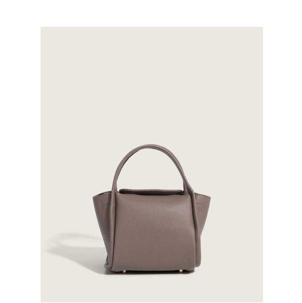 songmont bags baobao women's new spring song vegetable basket yuanbao bao genuine leather cowhide portable bucket bag fashion leisure
songmont bags baobao women's new spring song vegetable basket yuanbao bao genuine leather cowhide portable bucket bag fashion leisure