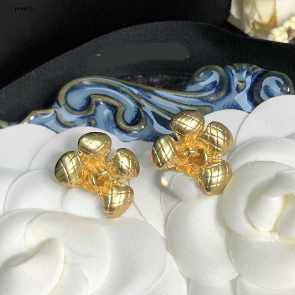 brand stud jewelry five check flower design earrings for women medieval style ear pendants including box gift choice, Golden;silver
brand stud jewelry five check flower design earrings for women medieval style ear pendants including box gift choice, Golden;silver