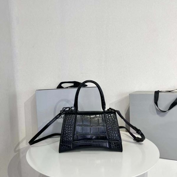 luxury bag hourglass bag embossed black five jin shanshan hourglass bag arc plus classic b-button design high-grade handbag crossbody bag.
luxury bag hourglass bag embossed black five jin shanshan hourglass bag arc plus classic b-button design high-grade handbag crossbody bag.
