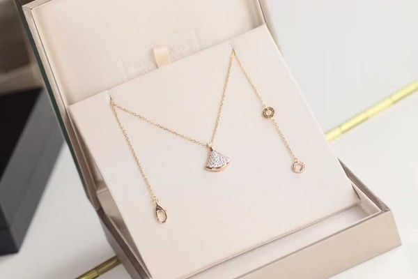 designer bulgaris jewelry full of diamond little dress necklace high version fine production, Black
designer bulgaris jewelry full of diamond little dress necklace high version fine production, Black
