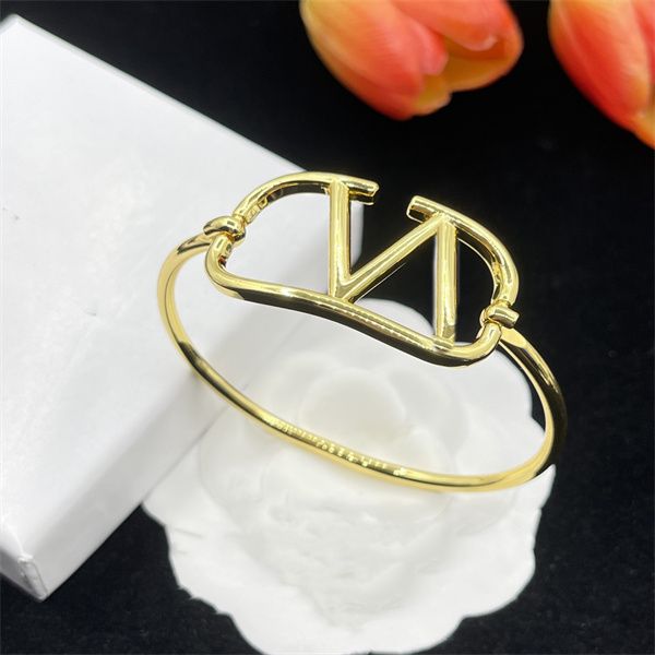luxury designer letter v logo bangle opening bracelets jewelry women jewelry metal valentinolies woman gold charm bracelet man gift 63243, Black
luxury designer letter v logo bangle opening bracelets jewelry women jewelry metal valentinolies woman gold charm bracelet man gift 63243, Black