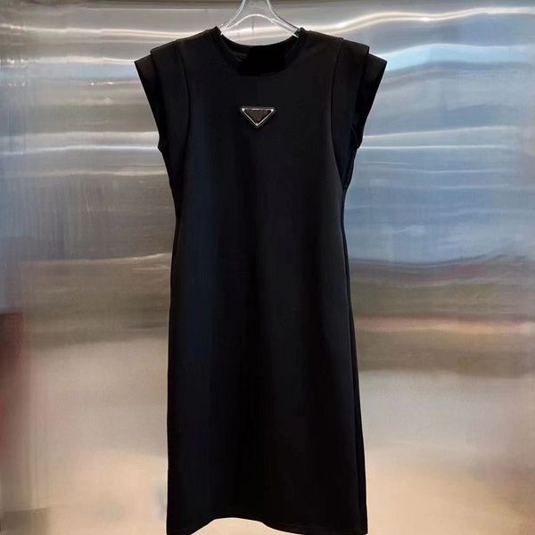 designer ladies triangle letter simple luxury round neck british dress casual loose fashion dress, Black;gray
designer ladies triangle letter simple luxury round neck british dress casual loose fashion dress, Black;gray