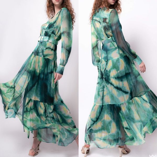 high-quality runway style v- neck long-sleeve printed pleated long dress, Black
high-quality runway style v- neck long-sleeve printed pleated long dress, Black