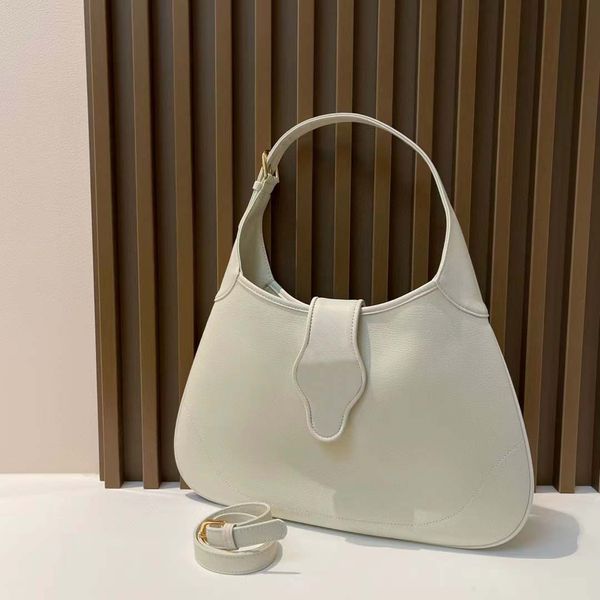 luxury moon bag, conventional handbag, real leather bag can be slung over one shoulder.
luxury moon bag, conventional handbag, real leather bag can be slung over one shoulder.