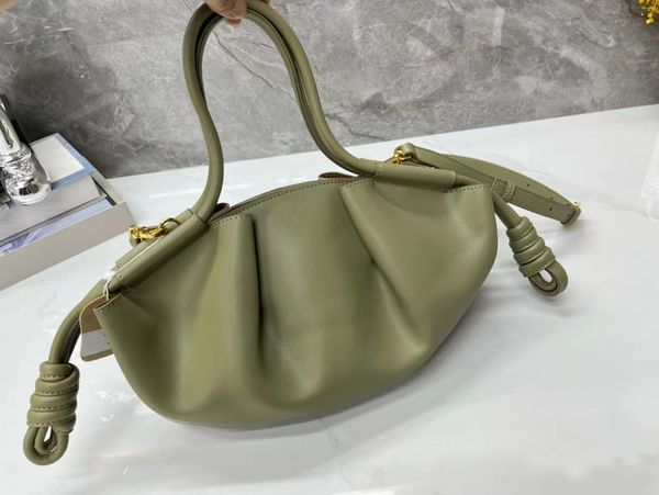 2023 new luxury brand women's fashion folding cloud bag exquisite soft leather casual versatile crossbody shoulder bag
2023 new luxury brand women's fashion folding cloud bag exquisite soft leather casual versatile crossbody shoulder bag