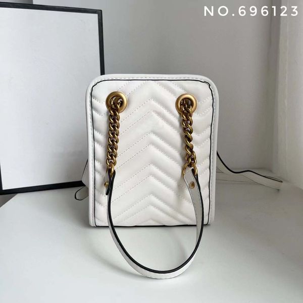 quilted mini handbag this silhouette and texture exude a strong retro style. handheld slung is very stylish.
quilted mini handbag this silhouette and texture exude a strong retro style. handheld slung is very stylish.