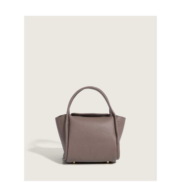songmont bags baobao women's new spring song vegetable basket yuanbao bao genuine leather cowhide portable bucket bag
songmont bags baobao women's new spring song vegetable basket yuanbao bao genuine leather cowhide portable bucket bag