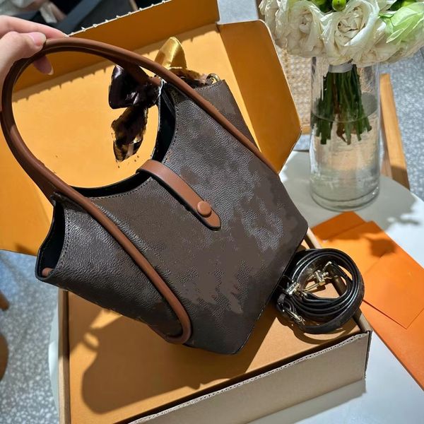 fashion designer brand women's luxurious crossbody bag with retro stylerich and unique lines charming design casual and practical handb
fashion designer brand women's luxurious crossbody bag with retro stylerich and unique lines charming design casual and practical handb