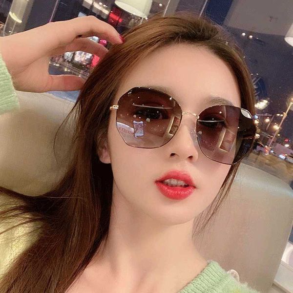 23 new women's ins uv resistant sunglasses internet celebrity same korean version 8063 slimming face, White;black
23 new women's ins uv resistant sunglasses internet celebrity same korean version 8063 slimming face, White;black