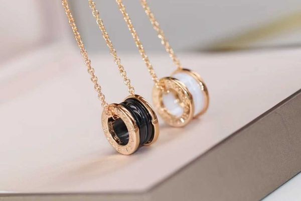 designer bulgaris jewelry high version new black and white ceramic v gold thick plated 18k rose gold little red couple necklace clavicle pen
designer bulgaris jewelry high version new black and white ceramic v gold thick plated 18k rose gold little red couple necklace clavicle pen