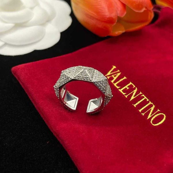 ring accessories diamond luxury designer necklace flowers clover bangle women 2023 selling high-end niche versatile fashion from hualun fami, Silver
ring accessories diamond luxury designer necklace flowers clover bangle women 2023 selling high-end niche versatile fashion from hualun fami, Silver