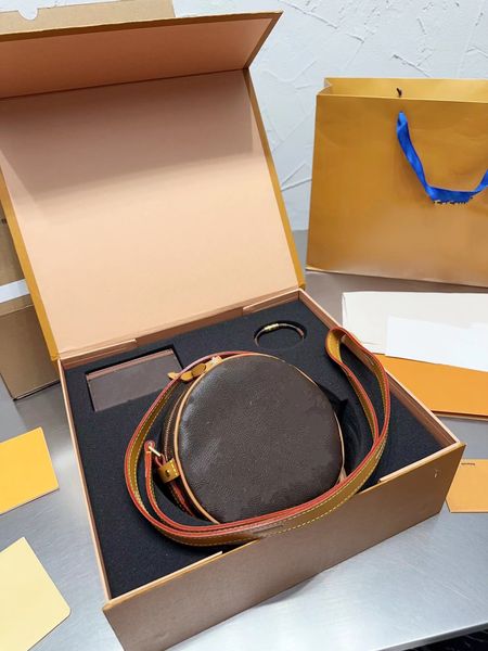 women's fashionable mini round cake bag designer classic retro hat box soft portable diagonal cross bag size 17 * 16
women's fashionable mini round cake bag designer classic retro hat box soft portable diagonal cross bag size 17 * 16