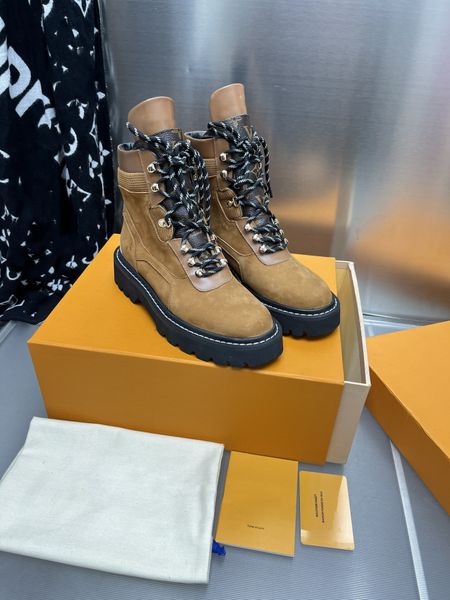 2023 new designer womens martin boots autumn and winter boots show thin colors high end atmosphere tier cowhide full sheepskin lining, Black
2023 new designer womens martin boots autumn and winter boots show thin colors high end atmosphere tier cowhide full sheepskin lining, Black