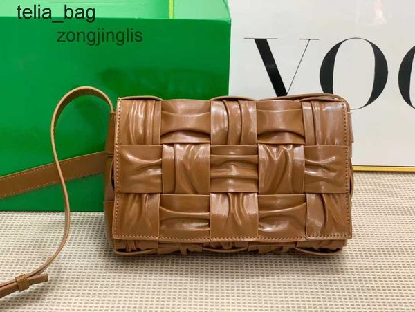 cassettes pillow venetaes claassic designer bags lady bag winter pleated woven square oil wax 2023 small bottegaas one shoulder crossbody wo
cassettes pillow venetaes claassic designer bags lady bag winter pleated woven square oil wax 2023 small bottegaas one shoulder crossbody wo