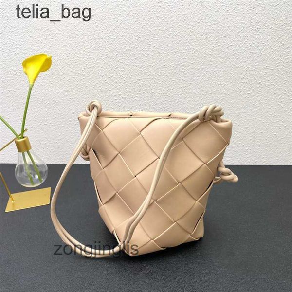 mini calfskin basket cross-body bags shoulder designer the tote bag venetaas hand-woven bag bucket luxury portable bottegaas fashion women t
mini calfskin basket cross-body bags shoulder designer the tote bag venetaas hand-woven bag bucket luxury portable bottegaas fashion women t