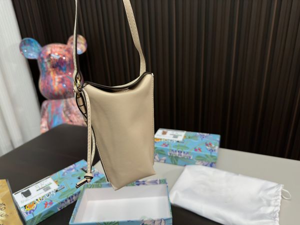 designer bag tote bag the overall feel of this model is simple and generous a bit retro and sophisticated mobile phone bag
designer bag tote bag the overall feel of this model is simple and generous a bit retro and sophisticated mobile phone bag