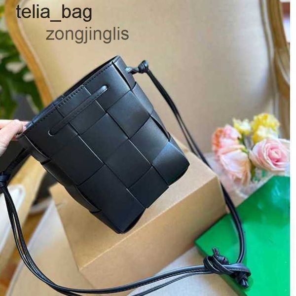 2023 lady woven classic bag bags luxury lady's hand bottegaas classic venetaes single shoulder messenger casette large capacity basket
2023 lady woven classic bag bags luxury lady's hand bottegaas classic venetaes single shoulder messenger casette large capacity basket