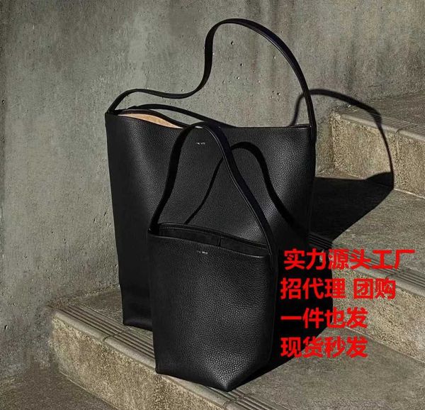 the row bucket bag genuine leather women's bag new commuter tote bag one shoulder underarm carrying bag
the row bucket bag genuine leather women's bag new commuter tote bag one shoulder underarm carrying bag
