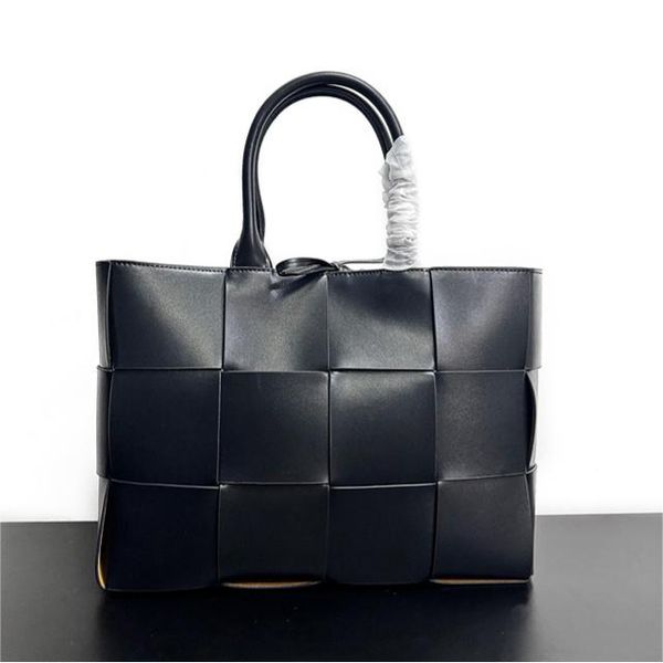arco's 2023 petite tote collection: knitting a blend of vintage inspiration and contemporary elegance in genuine leather
arco's 2023 petite tote collection: knitting a blend of vintage inspiration and contemporary elegance in genuine leather