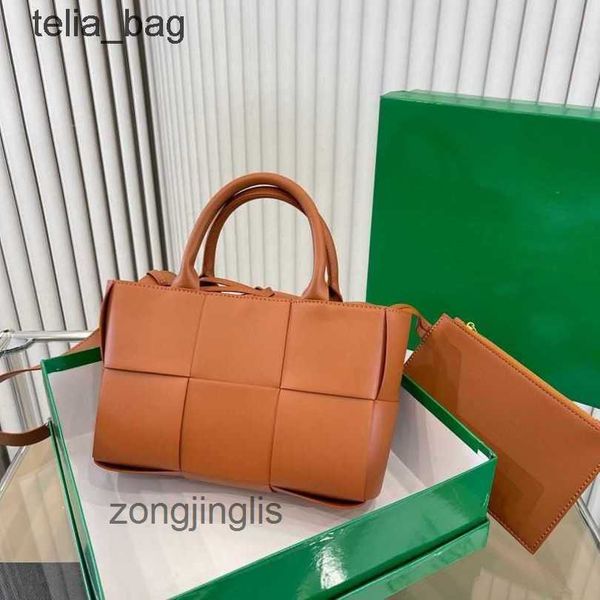 bottegaas luxury woven venetaas cassettes single bags shoulder women's denim bag designer the tote bag large capacity portable same sty
bottegaas luxury woven venetaas cassettes single bags shoulder women's denim bag designer the tote bag large capacity portable same sty