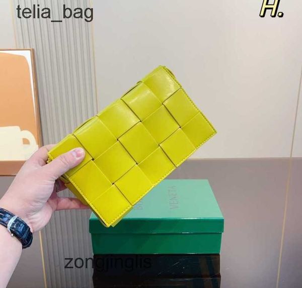 designer 2023 bags shoulder cassette woven leisure venetaas bottegaas crossbody fashion women's bag handbags 23cm v3c0
designer 2023 bags shoulder cassette woven leisure venetaas bottegaas crossbody fashion women's bag handbags 23cm v3c0