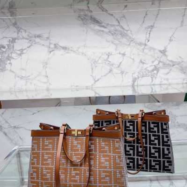 partition peekaboo designer tote outdoor hard fashion bag with zipper pocket. single handle engraved logo. size 41 30cm spw0
partition peekaboo designer tote outdoor hard fashion bag with zipper pocket. single handle engraved logo. size 41 30cm spw0