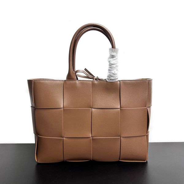 arco's 2023 petite tote collection: knitting a blend of vintage inspiration and contemporary elegance in genuine leather caramel
arco's 2023 petite tote collection: knitting a blend of vintage inspiration and contemporary elegance in genuine leather caramel