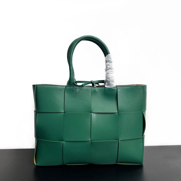 arco's 2023 petite tote collection: knitting a blend of vintage inspiration and contemporary elegance in genuine leather caramel green
arco's 2023 petite tote collection: knitting a blend of vintage inspiration and contemporary elegance in genuine leather caramel green