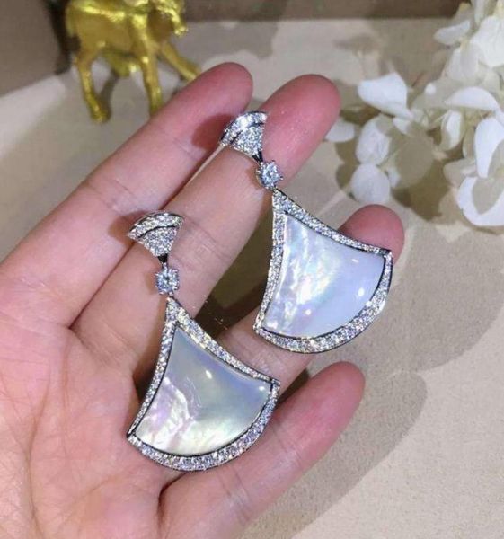 tenperament mother of pearl natural stone cz diamond fanshaped earrings 18k whiteroseyellow gold plated women party jewelry71971706715344, Golden
tenperament mother of pearl natural stone cz diamond fanshaped earrings 18k whiteroseyellow gold plated women party jewelry71971706715344, Golden