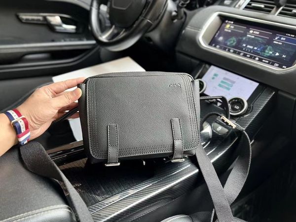 2023 new luojia shoulder bag soft facade cowhide messenger bag hd hardware logo large capacity messenger bag senior designer ladies bag wall
2023 new luojia shoulder bag soft facade cowhide messenger bag hd hardware logo large capacity messenger bag senior designer ladies bag wall