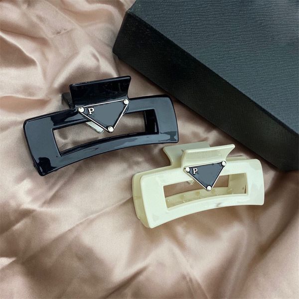 luxury barrettes designer womens girls triangle p-letter hairpin high-quality brand classic versatile leisure hairclips white black shark ha
luxury barrettes designer womens girls triangle p-letter hairpin high-quality brand classic versatile leisure hairclips white black shark ha